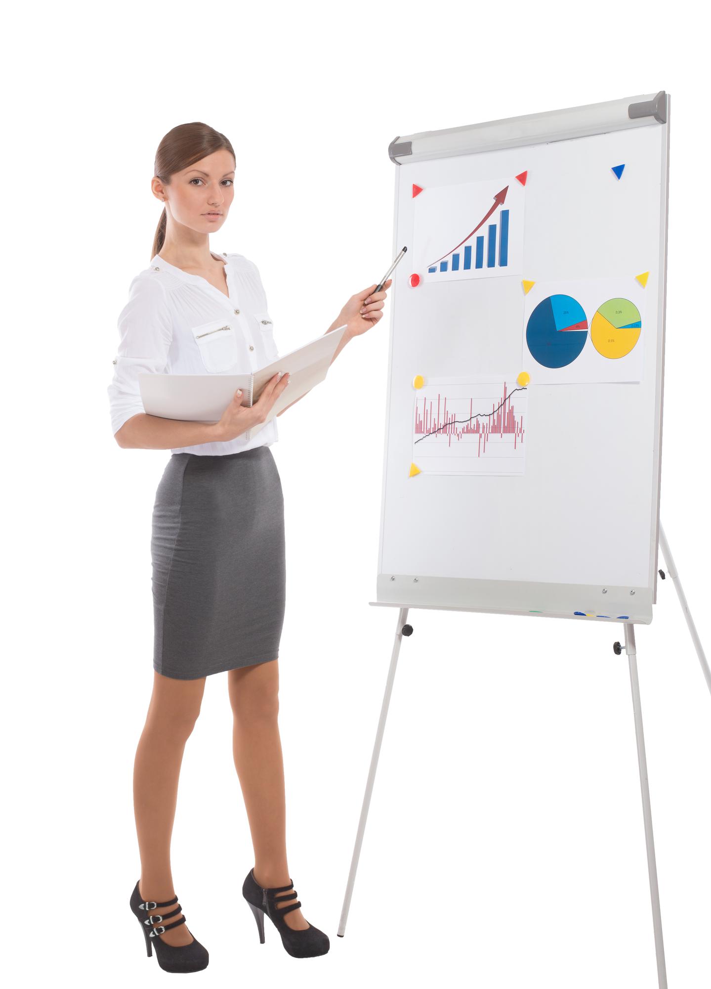 Trainer präsentiert Sparstrategie auf Flipchart