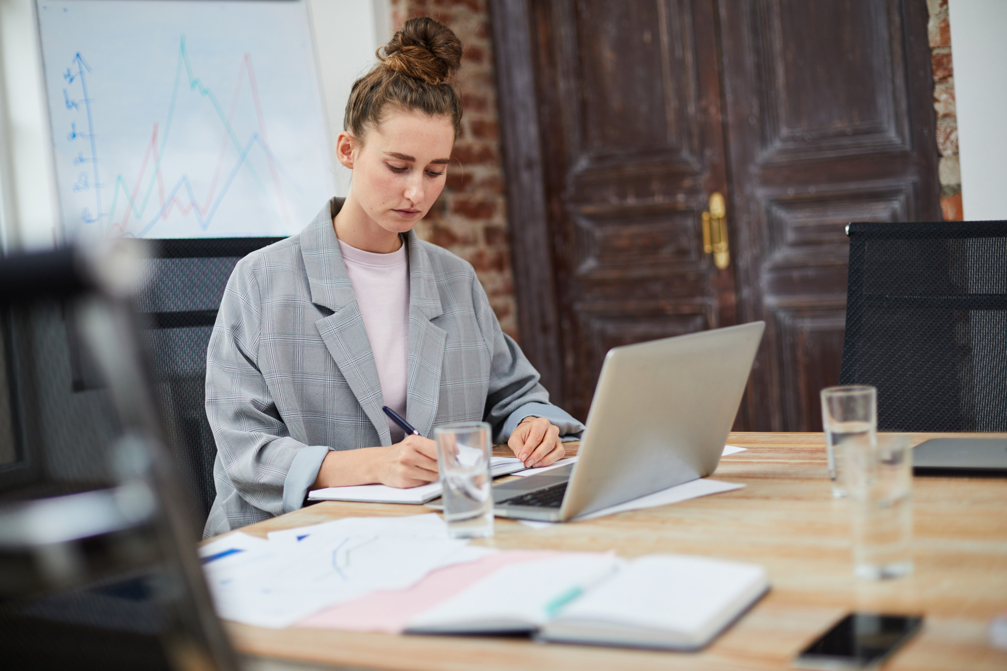 Person arbeitet mit Finanzplan auf Laptop